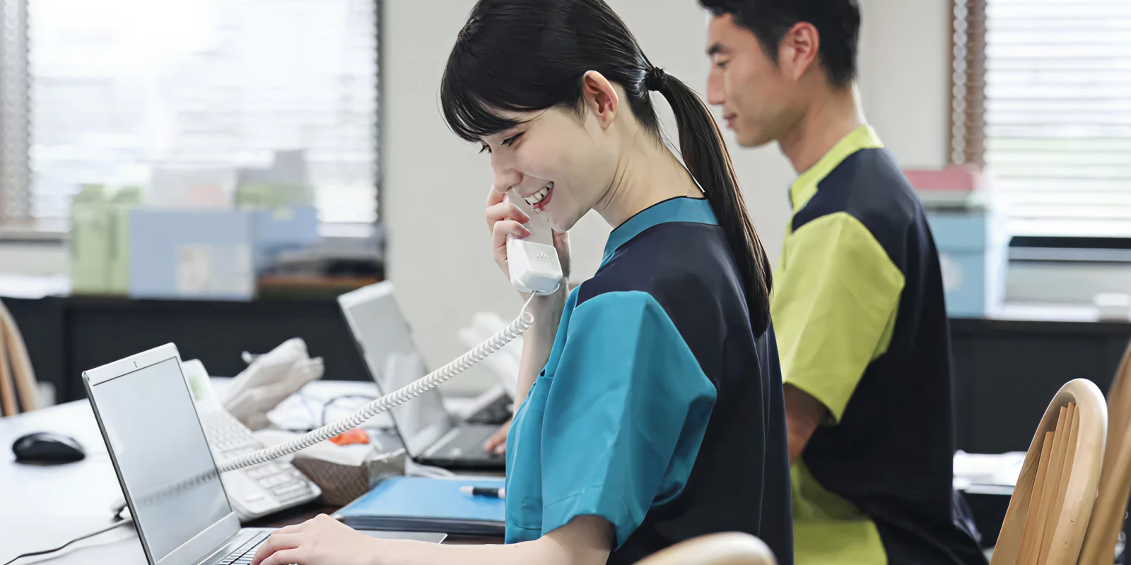 電話をする女性の写真