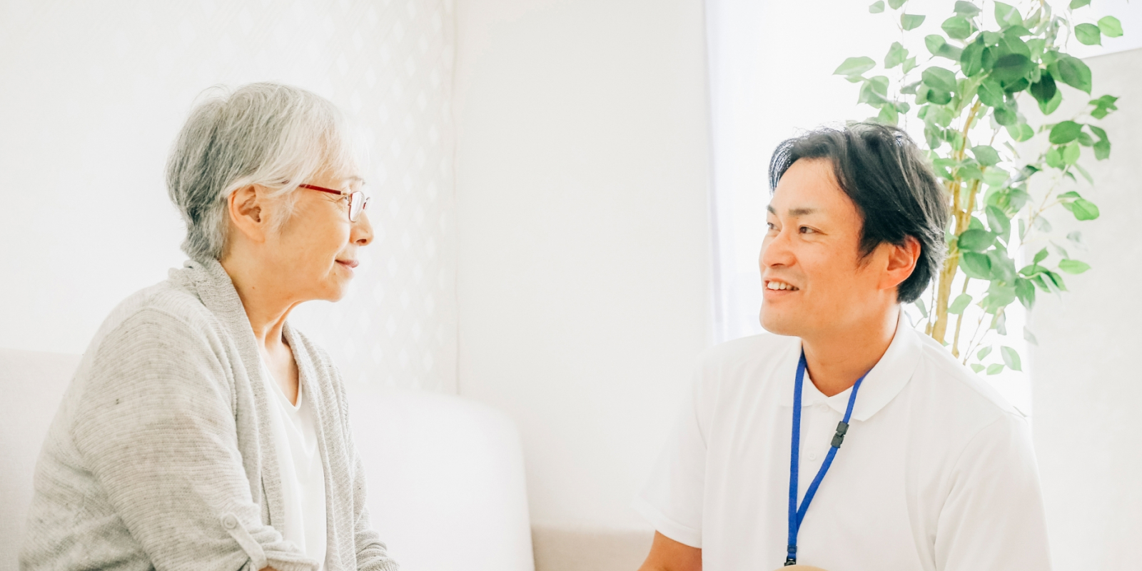 高齢女性と向き合う男性の写真