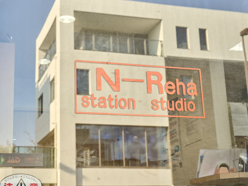 N-Rehaロゴが入ったガラスの写真