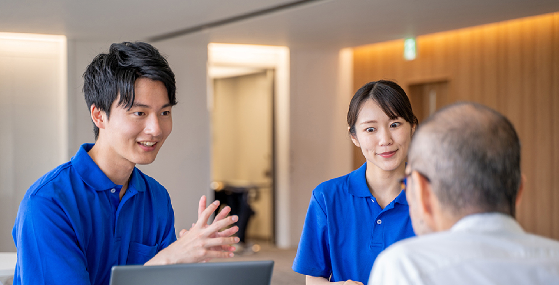 男女と施設利用者の写真